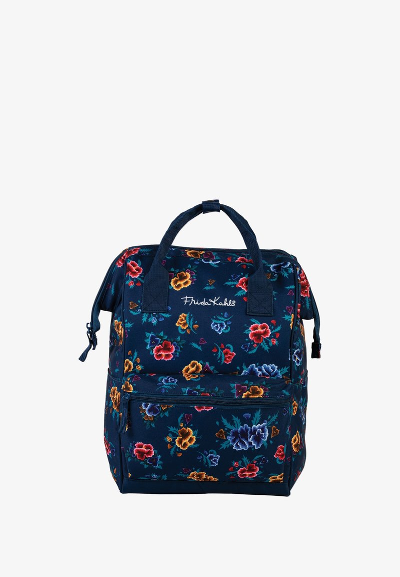 Marineblauwe bloemenrugzak met een stoffen buitenkant, voorzien van kleurrijke bloemmotieven, ritsvakken en twee handvatten aan de bovenkant voor het dragen.