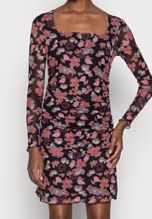 Floreel jurk van doorschijnende zwarte stof met een vierkante halslijn, lange mouwen en gerimpelde details. Bevat roze, paarse en grijze bloemenpatronen.