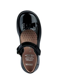 Zapato Mary Jane de charol negro con punta redondeada, ribete ondulado y un lazo decorativo. Cuenta con una correa de velcro para un ajuste seguro.