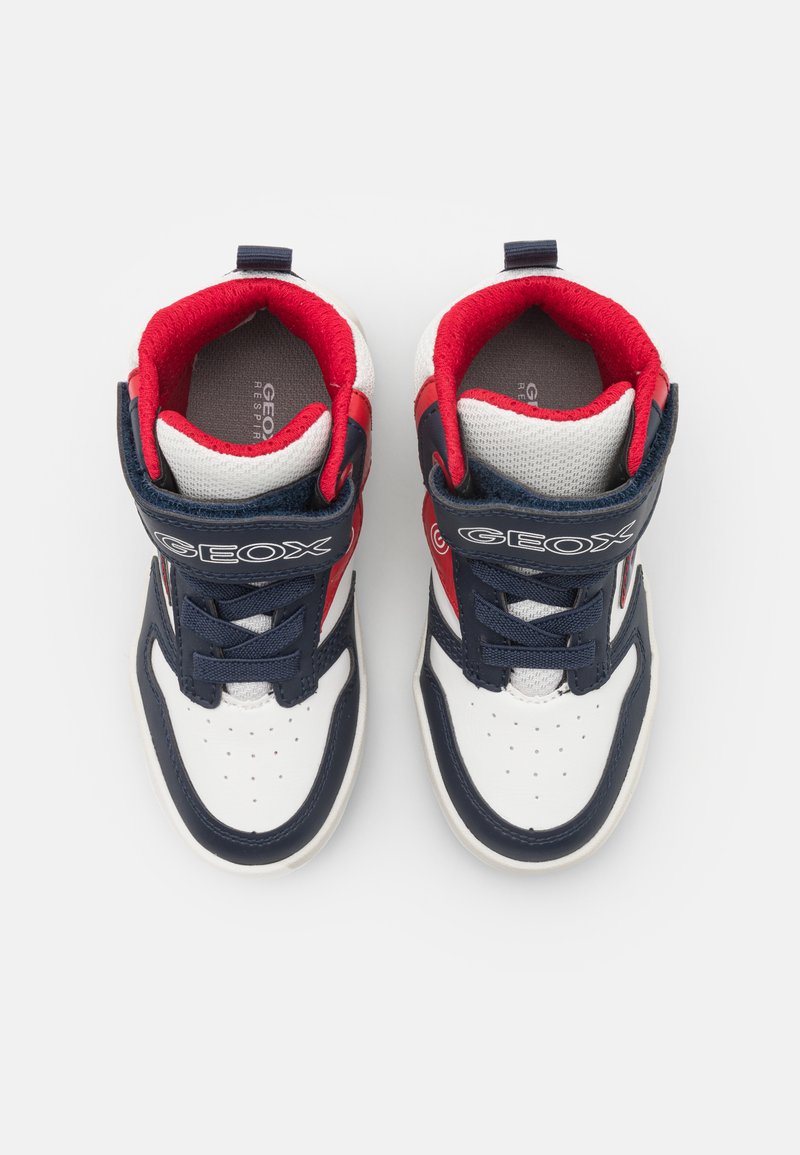 Hochschnittige Sneakers mit einem Farbschema in Weiß, Marineblau und Rot. Hergestellt aus synthetischem Leder mit gepolstertem Kragen und Zunge, strukturierte Akzente.