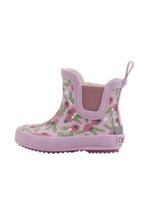 Różowy gumowy kalosz z kwiatowym wzorem, na którym widać liście i jagody. Teksturowana podeszwa i pętelka do łatwego zakładania. Elastyczne boczne panele.