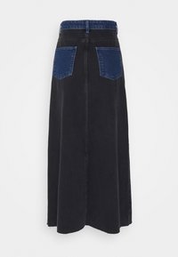 Zwarte denim maxi rok met een donkerblauwe tailleband en opgestikte zakken. Heeft een rechte snit en een rafelige zoom aan de onderkant.