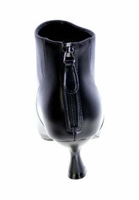 Stivale alla caviglia in pelle nera con tacco affusolato, dettaglio della cerniera sul retro e finitura liscia. Forma elegante e design minimalista.