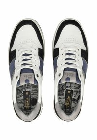 Bílé a černé tenisky s modrými a šedými akcenty. Vyrobené z kůže a semiše, s perforovanou špičkou, šněrováním a vzorovanými stélkami.