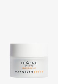 Crème de jour Lumene Nordic-C dans un pot en verre dépoli avec un couvercle blanc, étiqueté avec du texte noir et orange. Contient un SPF 15.