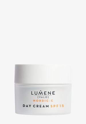 Lumene Nordic-C dagkräm i en frostad glasburk med ett vitt lock, märkt med svart och orange text. Innehåller SPF 15.