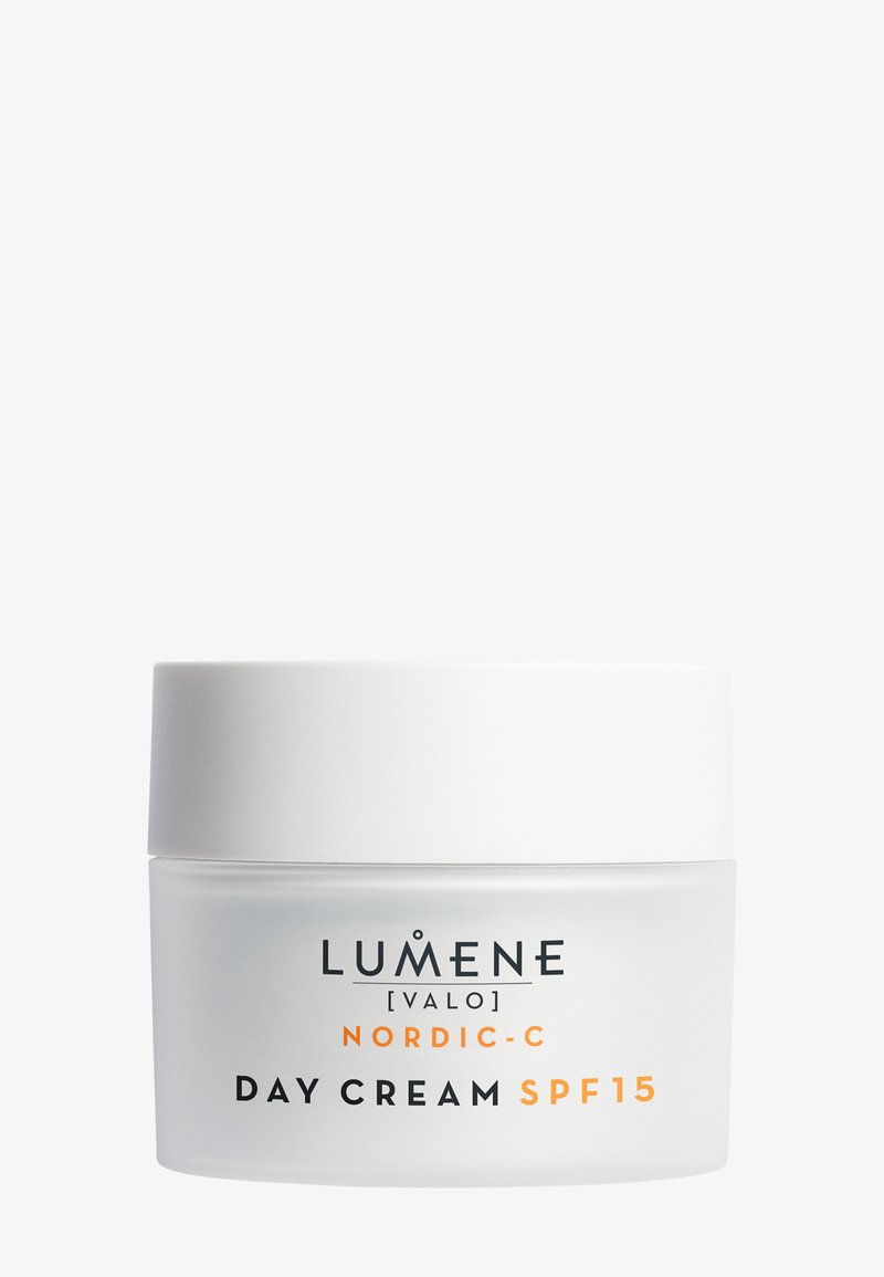 Crème de jour Lumene Nordic-C dans un pot en verre dépoli avec un couvercle blanc, étiqueté avec du texte noir et orange. Contient un SPF 15.