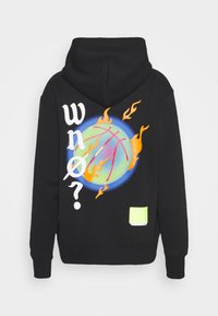 Sudadera negra con un gráfico colorido de un baloncesto con llamas, texto "WN0?" y un pequeño bolsillo de neón amarillo. Textura suave.
