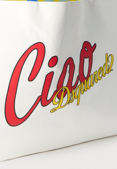 Λευκή επιφάνεια με μεγάλο κόκκινο κείμενο σε καλλιγραφικό στυλ "Ciao" και μικρότερο κίτρινο καλλιγραφικό κείμενο "Dsquared2" που επικαλύπτεται στη δεξιά πλευρά.