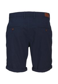 Pantaloni scurți bleumarin cu o textură netedă, având tivuri răsucite, două buzunare pe spate cu închidere prin nasture și un logo din piele.