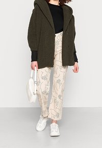 Noisy May Kort kappa / rock - dark green