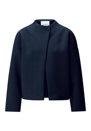 Tumesinise värviga lühike jakk pikkade varrukatega, ümara kaelusega ja ühe kangaga kaetud nupuga kinnitusega ülaosas.