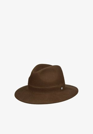 Brauner breitkrempiger Fedora-Hut mit eingedrückter Krone und kleinem rundem metallischem Emblem an der Seite.