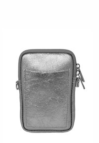 Portefeuille argenté métallique avec une texture lisse, une poche avant et une forme rectangulaire. Comprend des accents de matériel de fermeture éclair argentés.