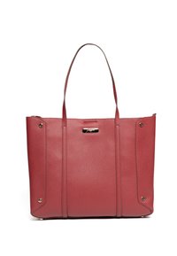 Rote Ledertasche mit silbernen Akzenten, konturiertem Design, zwei langen Griffen und sichtbaren Nahtdetails. Verfügt über goldene Beschläge an den Seiten.