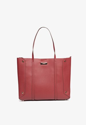 Rote Ledertasche mit silbernen Akzenten, konturiertem Design, zwei langen Griffen und sichtbaren Nahtdetails. Verfügt über goldene Beschläge an den Seiten.