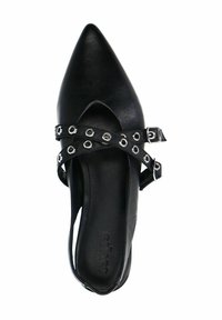 Zwarte leren puntige schoen met crisscross banden en zilveren oogjes. Heeft een open achterkant en een strakke, gladde textuur.