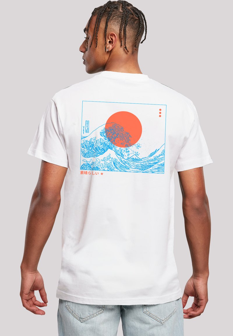Weißes Baumwoll-T-Shirt mit einem blauen Wellenmotiv und einer orangefarbenen Sonne auf dem Rücken, mit japanischem Text am unteren Rand. Kurze Ärmel.