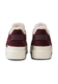 Bordowe zamszowe trampki z puszystą kremową wkładką, teksturowanymi akcentami i beżową gumową podeszwą. Logo na pięcie. Masywny fason.