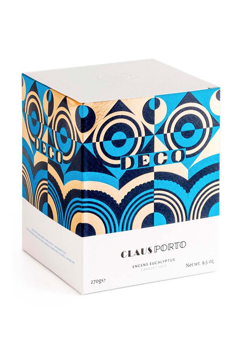 Die quadratische Verpackung weist ein geometrisches Design in Blau und Gold auf, mit kreisförmigen Mustern und auffälliger Schrift auf einem weißen Hintergrund.