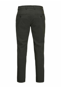 Pantaloni verzi închis, cu o croială slim, fabricați dintr-un material texturat. Au două buzunare la spate cu închidere cu nasturi și cu manșete răsucite.