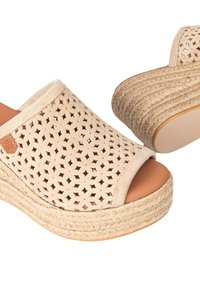 Sandalias de cuña abiertas en la punta y de tipo slip-on en color beige, con parte superior de textil perforado, plataforma envuelta en yute y plantilla de cuero suave. Acentuadas con un parche de logo.