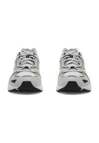 Jasnoszare buty sportowe z textured mesh na górze, czarnymi akcentami i wzmocnionym czubkiem. Posiadają standardowe sznurowanie i gumową podeszwę.