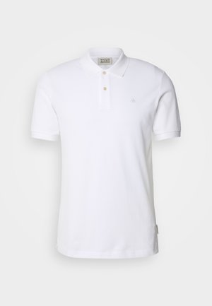 Polo shirt en coton blanc avec un col classique, une patte de boutonnage à deux boutons et un petit logo brodé sur la poitrine. Manches courtes et ourlet droit.