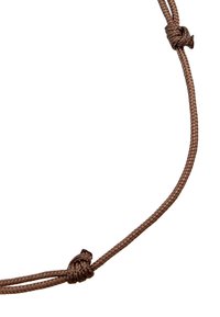 Corde tressée brune avec une texture lisse, comportant deux nœuds le long de sa longueur. La corde est flexible et fine, conçue pour une utilisation polyvalente.