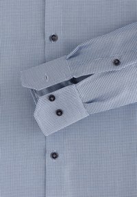 Blau-weiß gemustertes Hemd mit strukturierter Stoffqualität, Knopfverschluss und doppelt geknöpften Manschetten mit braunen Knöpfen.