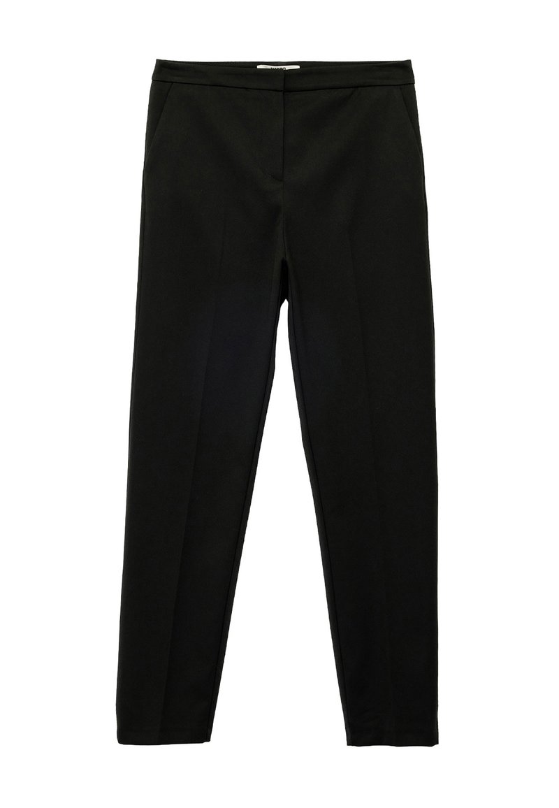 Zwarte broeken met een gladde textuur, slim fit en voorzakken; met een platte tailleband en geen zichtbare sluitingen.