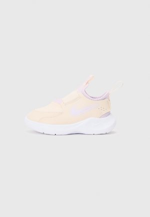 Ανοιχτό ροζ slip-on sneakers με λευκή σόλα, που διαθέτουν υφασμάτινη επένδυση, ελαστική ταινία και μια μικρή θηλιά στη φτέρνα για εύκολη φόρμα.