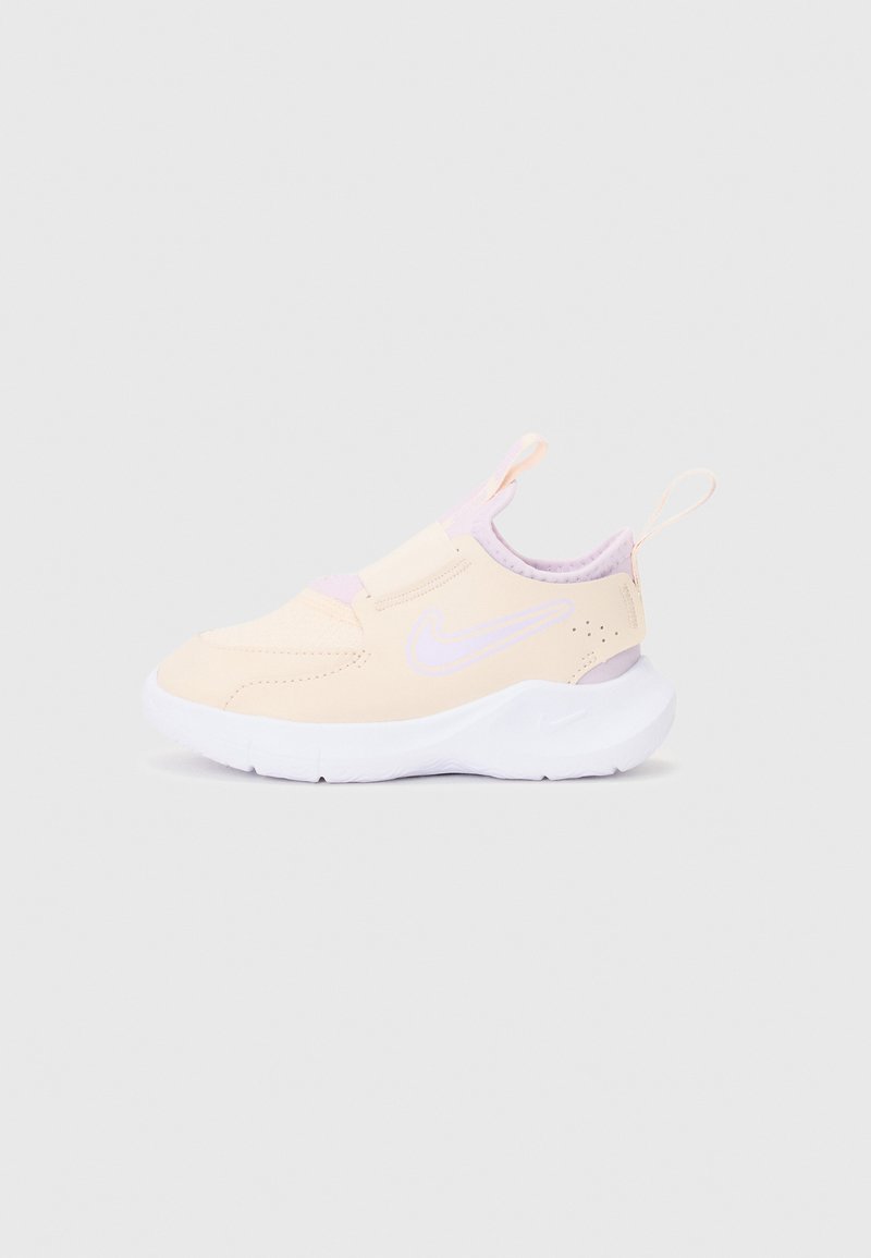 Lys rosa slips-on joggesko med hvit såle, med en teksturert overdel, elastisk stropp og en liten løkke på hælen for enkel påkledning.