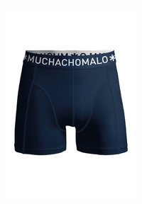 Temno modri moški bokserji z belim pasom z logotipom "MUCHACHOMALO", gladka tekstura in prilega se za udobje in podporo.