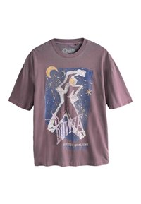 Kortärmad mauve t-shirt i bomull som har en grafisk tryck av en figur med stjärnor och en måne i blå och guld accenter.