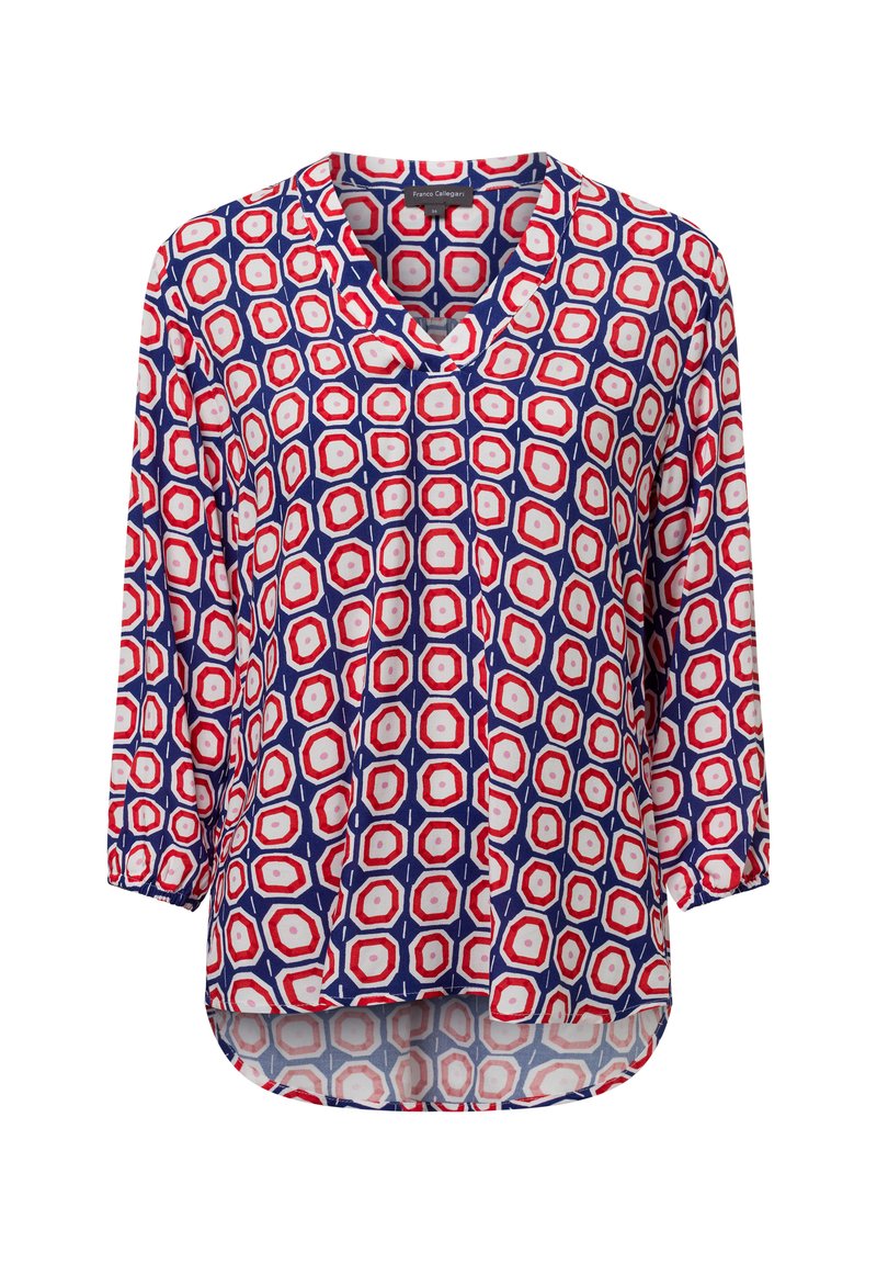 Blusa a maniche lunghe rossa, bianca e blu con motivo ottagonale, scollatura a V e design a orlo asimmetrico. Tessuto leggero e liscio.