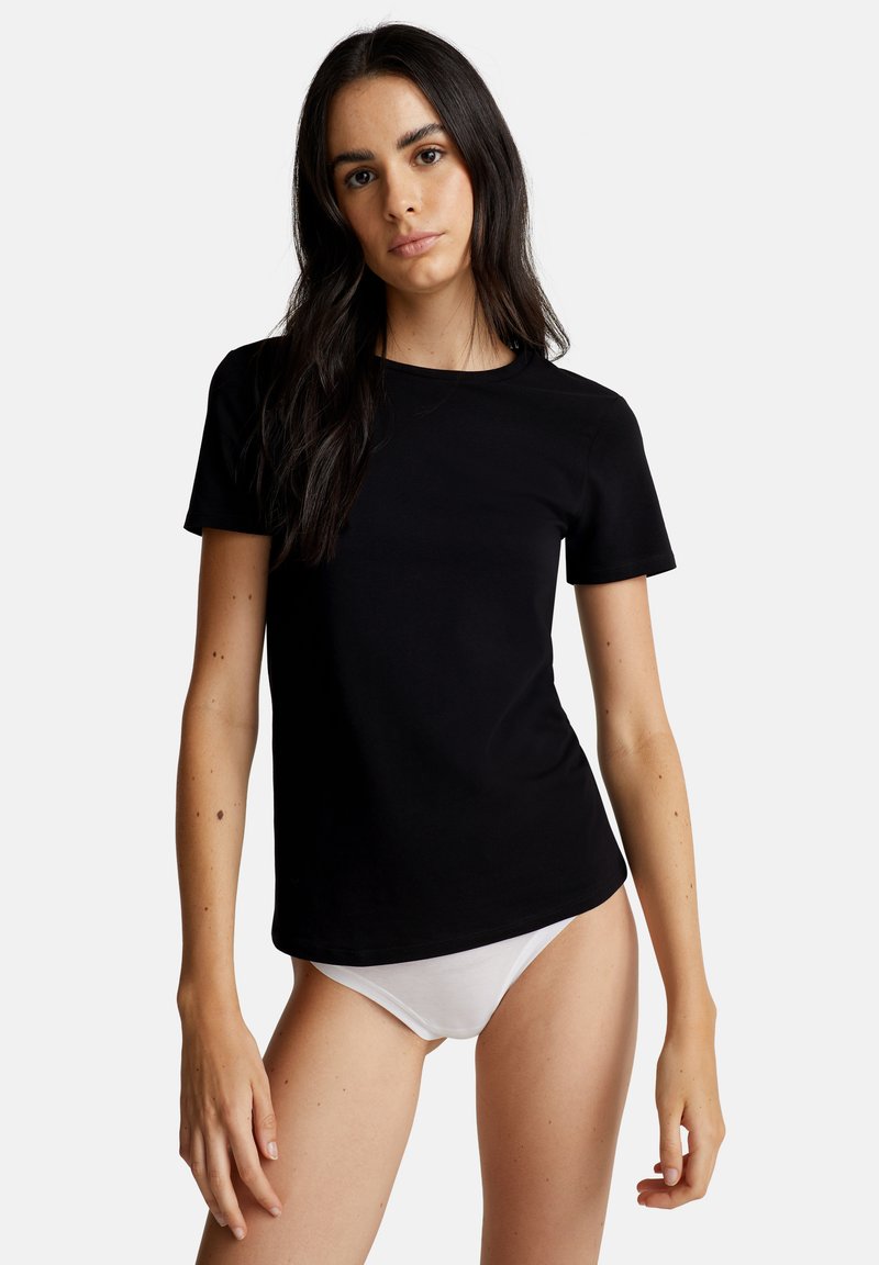 Černé tričko s krátkým rukávem vyrobené z měkké, elastické látky. Kulatý výstřih, přiléhavý střih a hladká textura bez viditelných vzorů nebo akcentů.