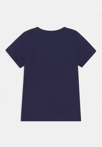 Camiseta de color azul marino, de manga corta, con escote redondo, de material de algodón, diseño liso sin patrones ni acentos visibles, textura suave.