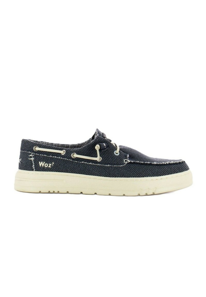 Scarpe in tela blu navy con rifiniture bianche, punta rotonda e suola in gomma. Presentano cuciture decorative e occhielli metallici per i lacci. Nome del marchio visibile.