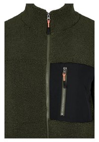 Giacca in pile verde scuro con colletto alto, zipper frontale e una tasca nera con zip grigia e maniglia arancione. Tessuto morbido.
