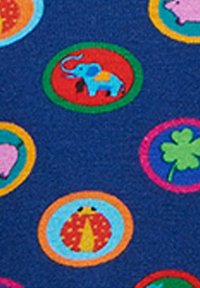 Moquette blu con macchie circolari colorate che presentano illustrazioni di un elefante blu, un trifoglio verde, una coccinella rossa e gialla e un maialino rosa.