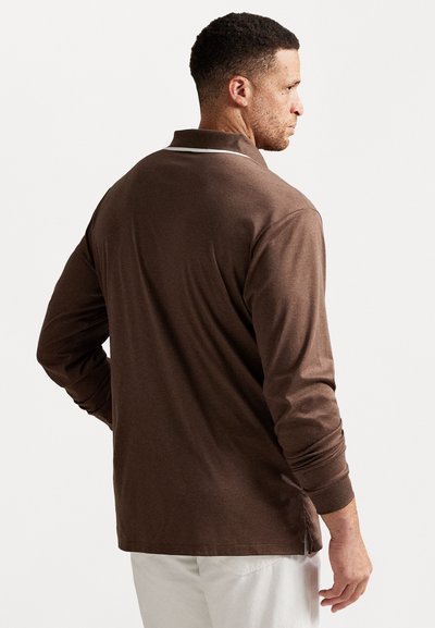 Bruine lange mouwen polo shirt met een kraag, featuring een subtiele accent aan de halslijn en een relaxte pasvorm. Zachte stof met een gladde textuur.