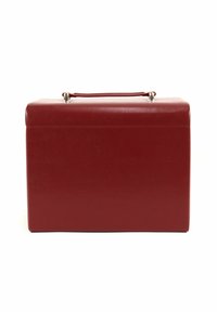 Boîte en cuir rouge avec une texture lisse, de forme rectangulaire et dotée d'une petite poignée. Présente des accents métalliques aux extrémités de la poignée.