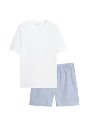 Weißes T-Shirt mit kurzen Ärmeln und Rundhalsausschnitt, kombiniert mit hellblauen Shorts mit elastischem Bund.