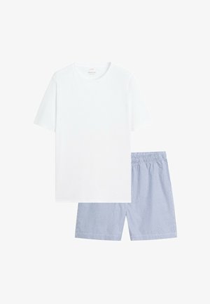 Wit T-shirt met korte mouwen en ronde hals, gecombineerd met lichtblauwe shorts met een elastische taille.