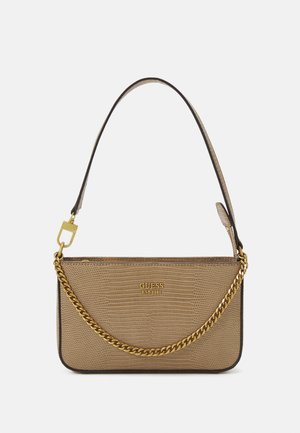 Petit sac à main beige texturé avec détail de chaîne dorée et bandoulière simple, arborant le logo doré "GUESS EST 1981" à l'avant.