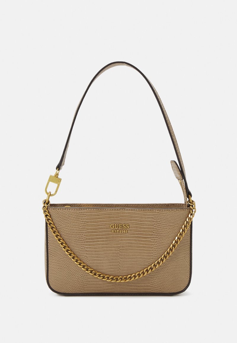 Petit sac à main beige texturé avec détail de chaîne dorée et bandoulière simple, arborant le logo doré "GUESS EST 1981" à l'avant.
