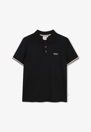Polo noir à manches courtes avec trois boutons, petit logo "BOSS" sur la poitrine gauche, et bordures à rayures sur les manches et à l'intérieur du col.