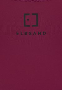 Bordeauxfarbene Sportbekleidung mit glatter Textur, versehen mit einem auffälligen schwarzen "ELBSAND"-Logo und quadratischen Designelementen auf der Vorderseite.