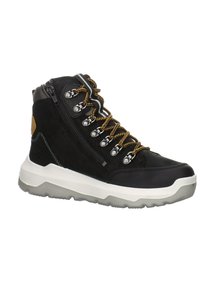 Schwarzer und grauer hochgeschnittener Schuh aus Wildleder und synthetischen Materialien, mit Metallösen, gemusterten Schnürsenkeln und einer dicken weißen Laufsohle.